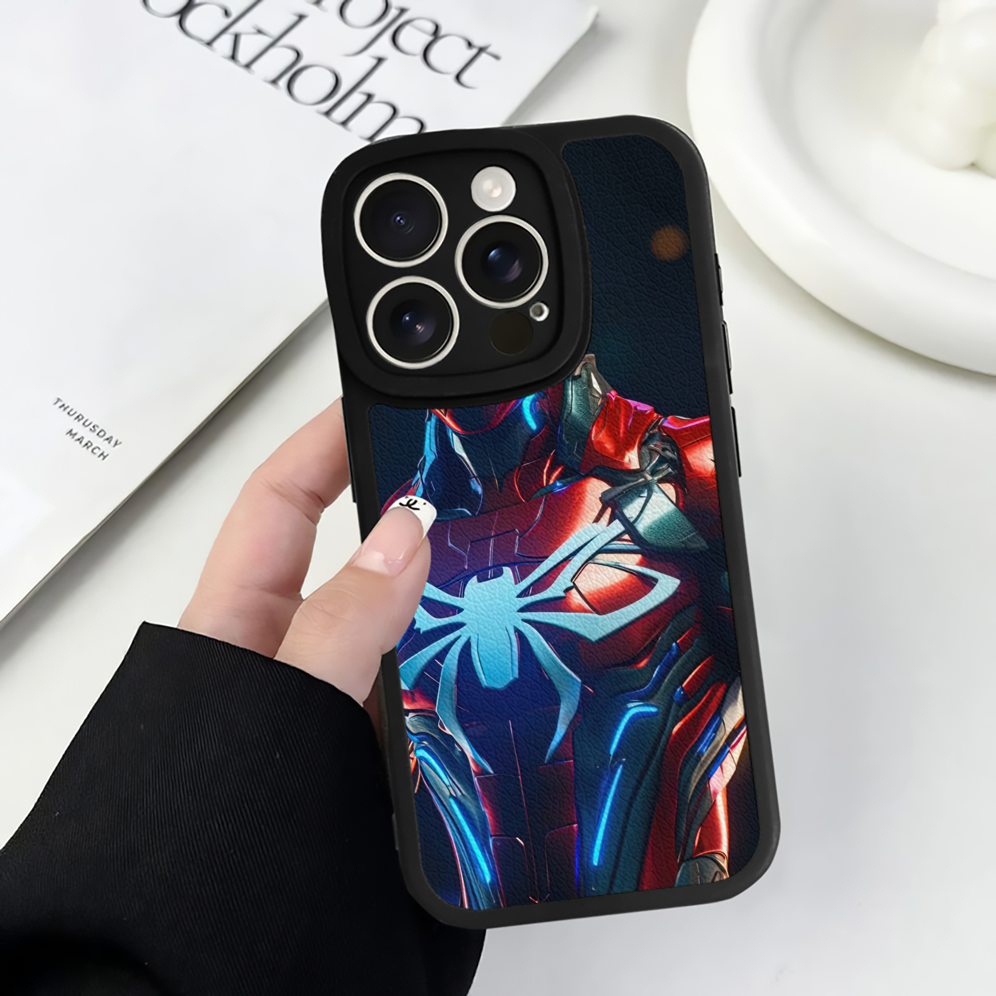 （画像用） Spider Man スパイダーマン 【iPhone 16シリーズ対応】シリコンスマホケース（レザー調） 材質：シリコン